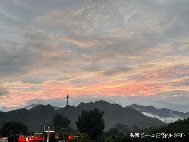 暴雨过后云雾之上，彩虹晚霞遥相辉映