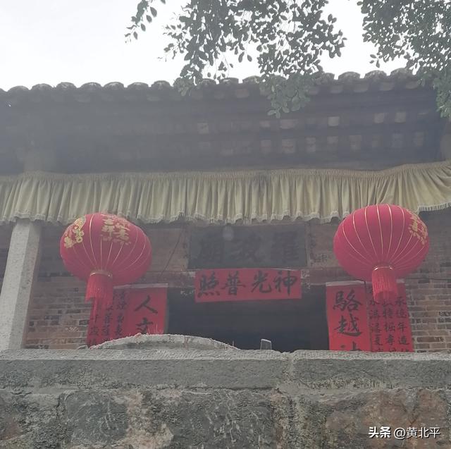 广西南宁市龙母文化发祥地罗波潭，为喝一口信徒水想用而来