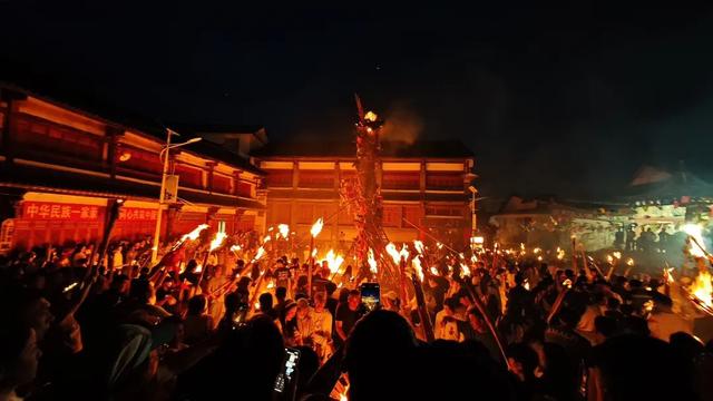 人山人海，昆明这个地方太火爆！游客：开心，就要这种氛围！