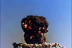 国庆节前夕，毛主席对周总理说：放两颗原子弹，而且不用对外公布图片