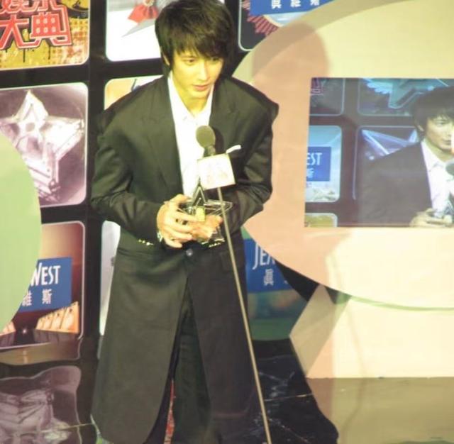捞金？41岁舞都跳不动还开演唱会，本想回馈粉丝，全网却恶评如潮