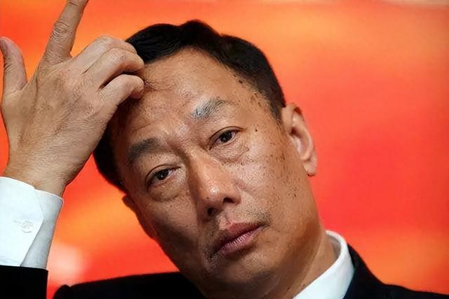恩爱了17年，75岁的郭台铭开始衰老萎缩，51岁的曾馨莹仍娇艳如花