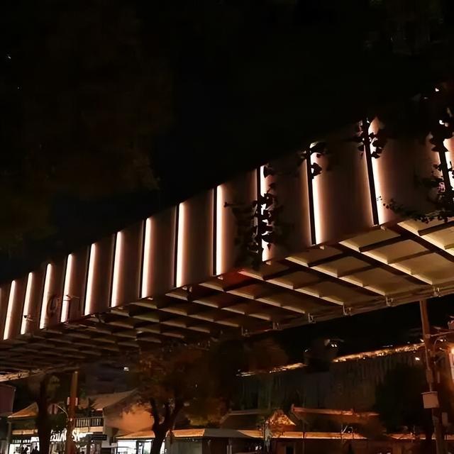 西单廊桥国庆璀璨绽放：空中光桥点亮西城夜空