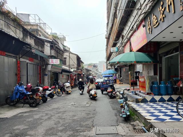 揭阳古城寻古榕武庙，厅内斗拱堪称潮式木雕的典范之作