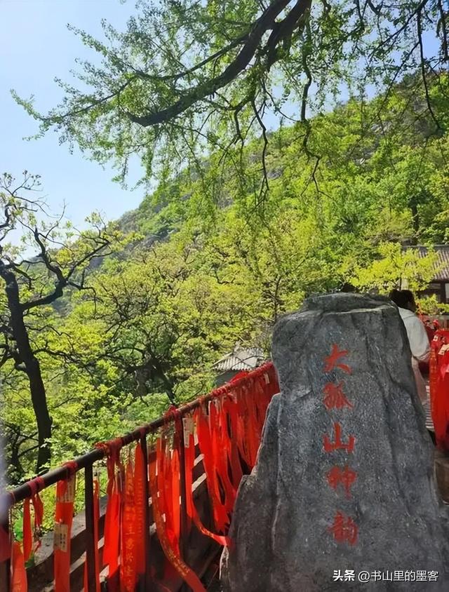 朱媛媛离世5个月，辛柏青寺庙露面，女儿扶着下楼，李乃文也在