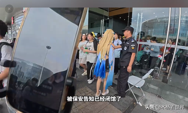 砍死你！男子拆穿女孩“诈骗”，被脚踹夺手机，10余同伙围堵威胁