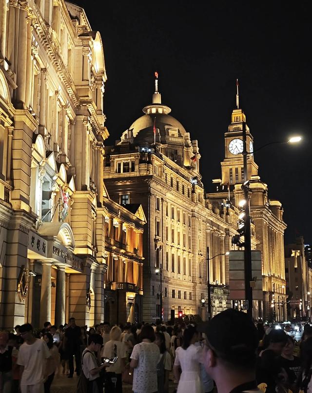 上海外滩近代建筑群夜景，让很多人停下了脚步！