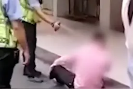 男子坐地不听劝阻，被喷辣椒水后抬走？警方通报：其违法驾驶车辆拒不配合执法，涉事民警辅警已被停职图片