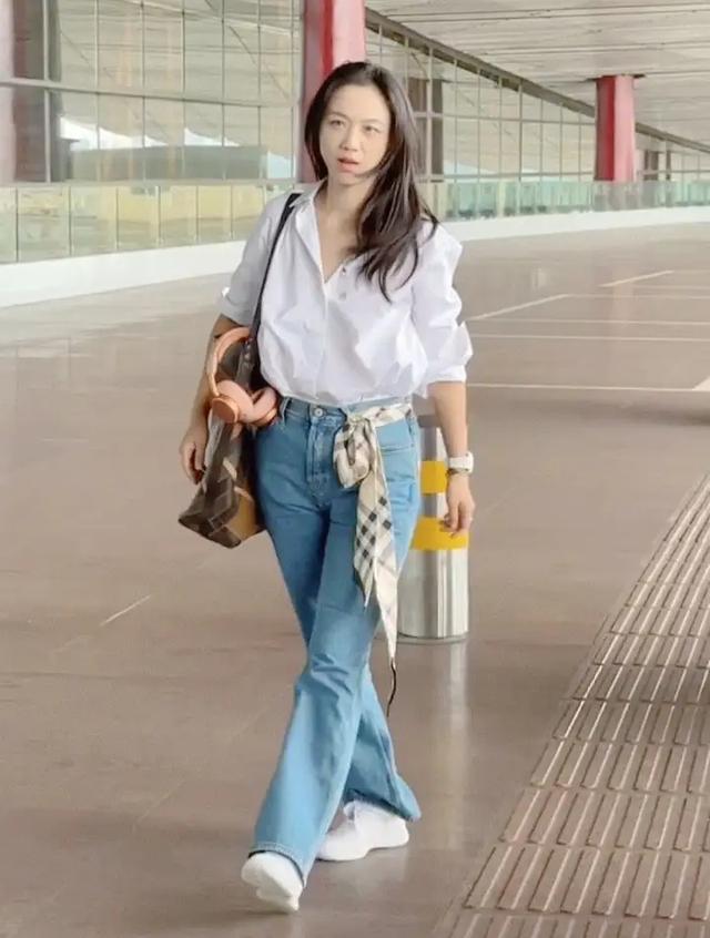 45岁汤唯机场外被偶遇，她个子好矮，皮肤白皙脸蛋美，身材五五分