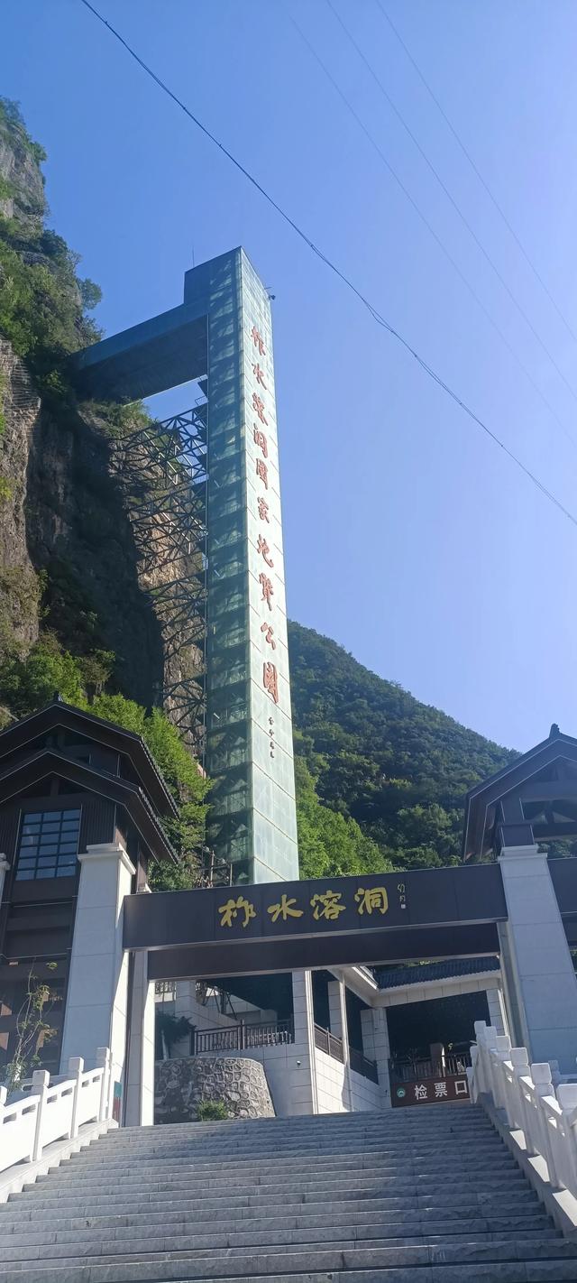 两山相对出，孤峰绕白云