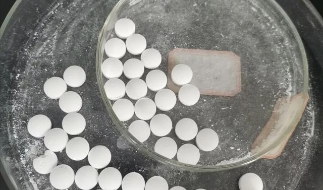 2毛钱的小药片，扔到花盆里，叶片疯长，满枝花苞！