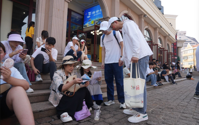 我和游客在一起 | 青年文旅志愿者，假期随时在您身边
