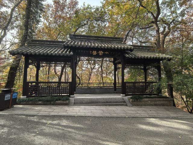 南京栖霞山一日徒步，游千年古刹，看漫山红叶