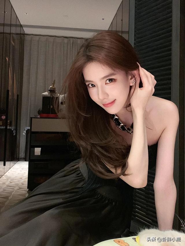 她是女娲的炫技之作，美貌绝伦，我彻底被她的美貌征服了