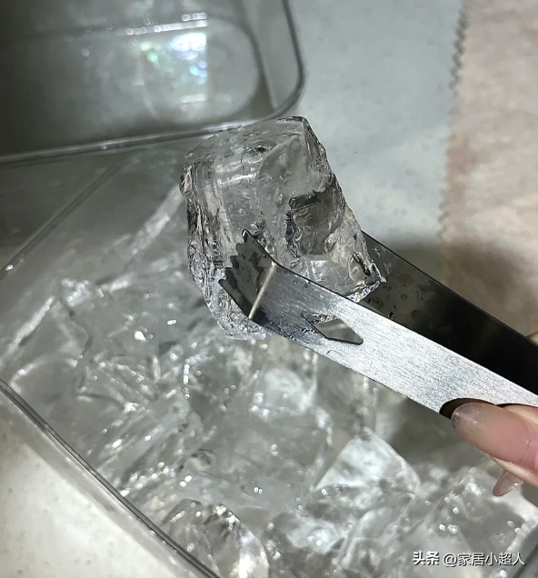 冻冰块，用啥模具啊！老妈分享7个自制冰块妙招，0成本搞定，真牛