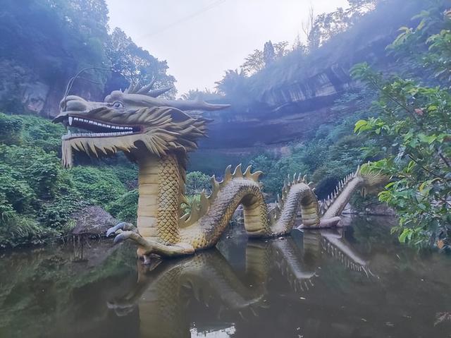 重庆值得佩服的景区酒店，景区荒废酒店还在，位置偏僻却依然坚持