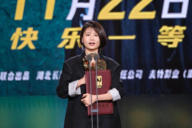 2025女性生存图鉴：被看见后被撕碎，她们正在夺回叙事权路上狂奔