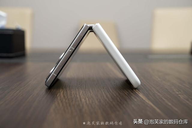 大概是目前最好的小折叠 小米MIX Flip2体验 PK三星Z Flip7优势不小