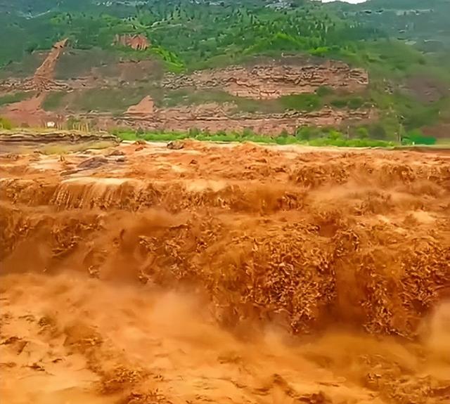 一家四口自驾遇山洪，两人被冲走，爸爸带小儿子在高地躲了一晚上
