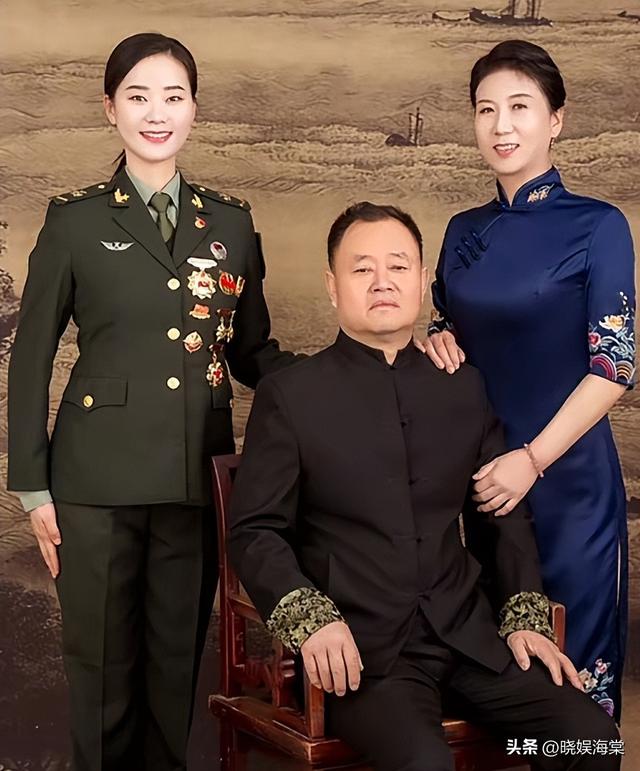 女民兵李思颖阅兵回家后仅半天，又官宣新身份！这才是该追的星