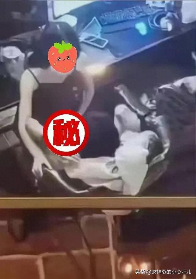 男女闹市街头不雅行为，男子抽烟很享受，现场围观者还有很多儿童