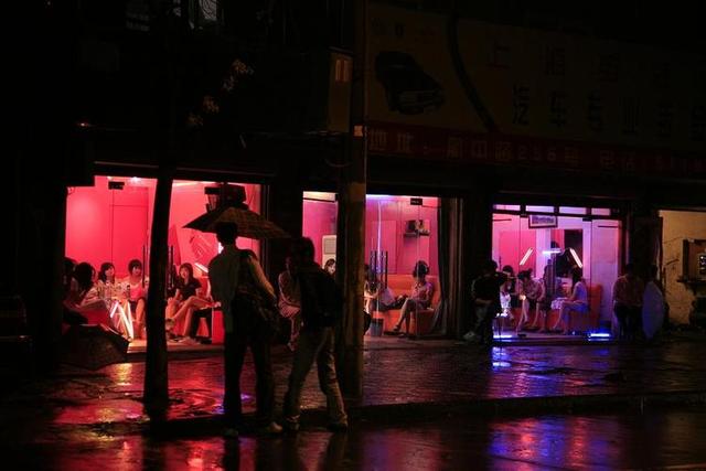 泰国发达旅游业的灰色产业链，深受白人“乞丐”欢迎