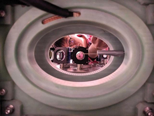 量子计算迎来历史性突破：加州理工学院实现6100量子比特阵列