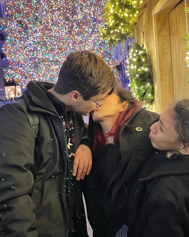 美国25岁连体双胞胎嫁同一男人？姐姐结婚，妹妹却称自己单身主义