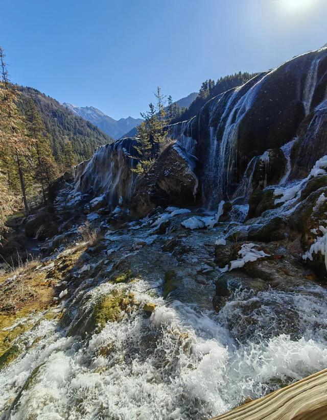 九寨沟冬日限定皮肤上线！冰玉崖岸，妥妥的自然界顶流美学。