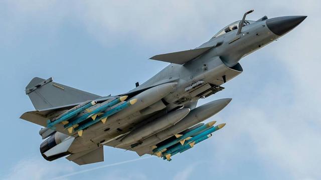 歼-10C 碾压苏-35！金头盔比武三连冠封神，灵活刺客专治重型机！