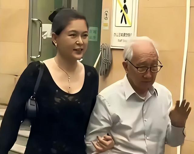 91岁泰斗再婚，44岁年龄差被嘲“爷孙恋”，妻子年轻貌美