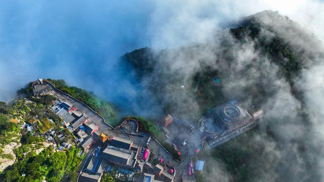 秋雨之后，泰山之巅云海翻涌似仙境