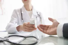 脸无缘无故发红发烫肿图片