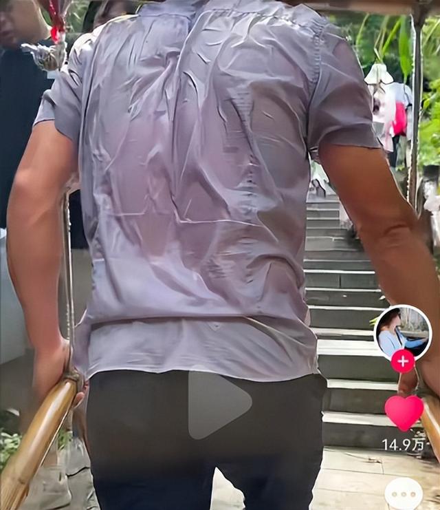 女子花800雇轿子上山，却不好意思坐，轿夫的举动让人意外