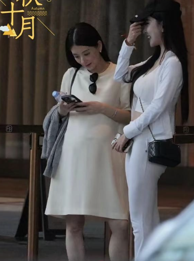 “天王嫂”方媛与闺蜜逛街，路人镜头暴露真实长相，没网上好看