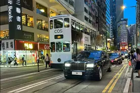 香港杨受成坐车牌9号劳斯莱斯喝早茶，后跟着刘銮雄车牌ILOVEYOU图片