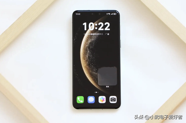 华为 Mate80 带风扇对标 iPhone：200 倍变焦 + 卫星通话五大杀招