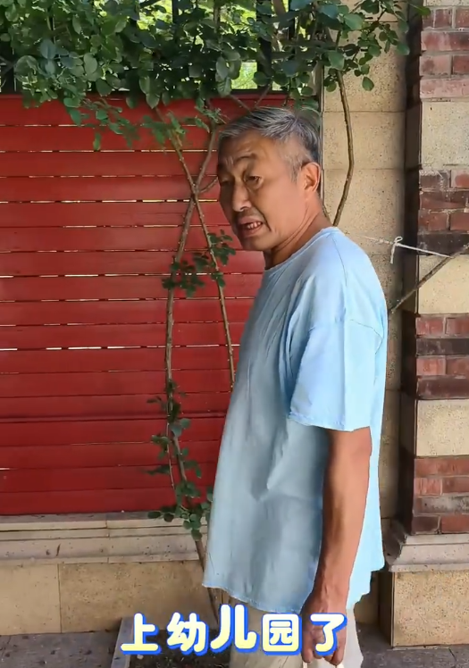 68岁老戏骨杜源为外孙女，应聘当幼儿园保安！嫌年纪大遭对方劝退