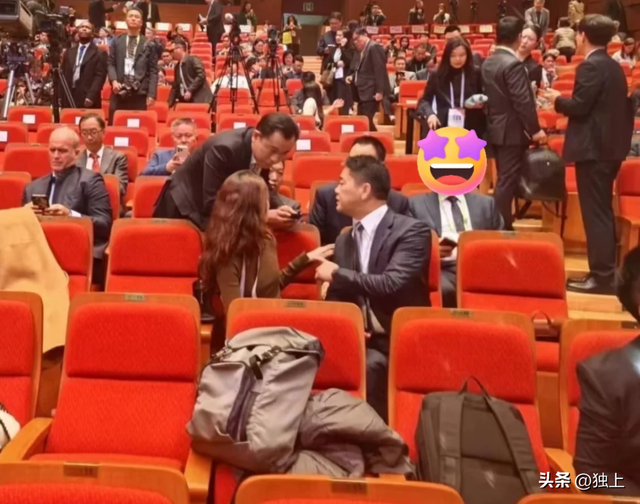 终于等到刘强东秀恩爱！可看清护着章泽天的方式，原谅我笑出了声