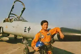 台湾空军少校黄植诚，驾机起义回大陆，中央奖励65万，后晋升少将图片