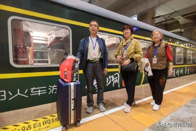 浪漫七夕，情暖列车：“环西部火车游·崆峒号”的温馨之旅