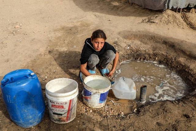 炸弹摧毁房子，饥饿掐住命根，加沙人的生活远比死亡更加残酷