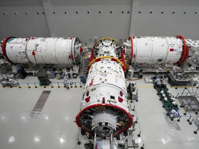 太空碎片威胁升级，神舟二十号飞船遭撞击，6名航天员能否长驻？