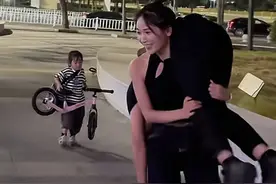 这老婆真牛！老公醉酒，她扛着就走，再看看身后女儿，网友笑抽图片