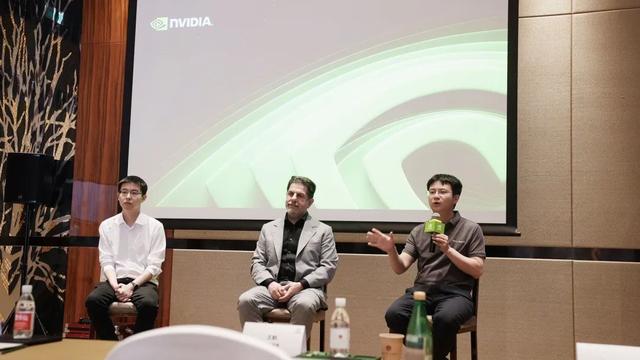 双手取货+漂移搬运，WRC明星机器人告诉大家：什么是高级操作