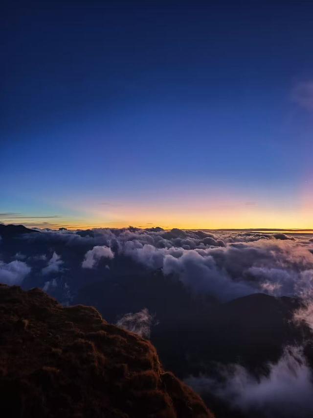 破晓熔金，云海奔涌！轿子山云海日出进入“最佳观赏期”