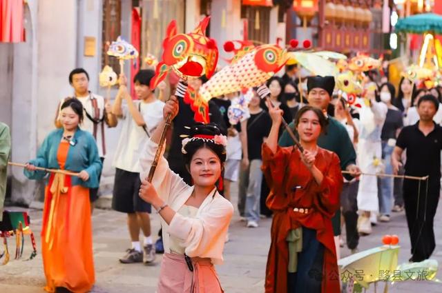这场“天天见”的非遗夜游，藏着黟县夏夜所有浪漫 | 皖美夏日