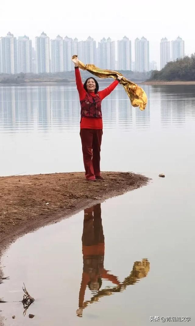 盘龙悠远银杏黄 水中学友情谊长