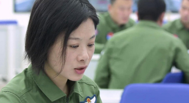 阅兵女机长身份曝光！私生活被扒牺牲太大，老公不简单，央视点名