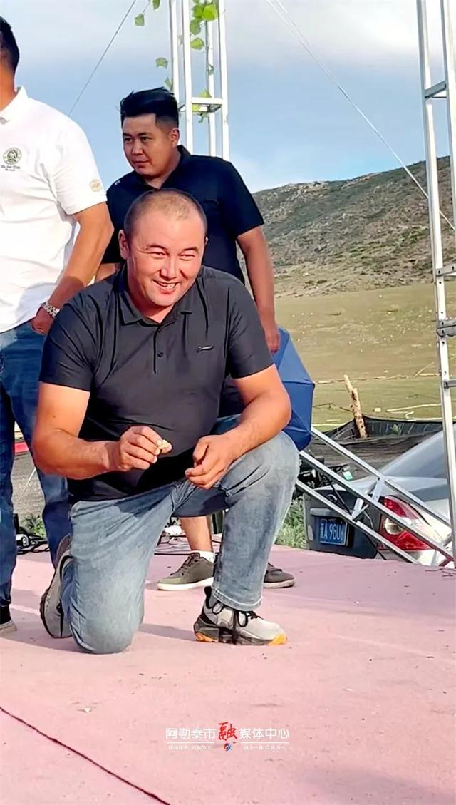 玩转阿勒泰丨举石 射箭 掰腕齐嗨 蒙克牧场这场盛会燃爆阿勒泰夏夜